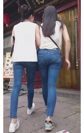 两个蓝色牛仔妹
