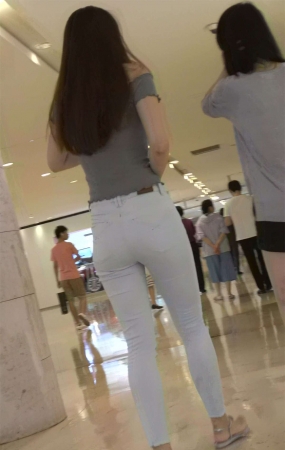 紧身裤一字肩街拍美女跟闺蜜逛商场