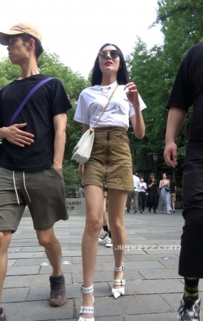 4K – 性感大长腿高跟街拍短裙靓女 [1.10 GB/MP4]