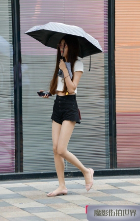 打伞肉丝袜长腿妹子3A1335[102M]