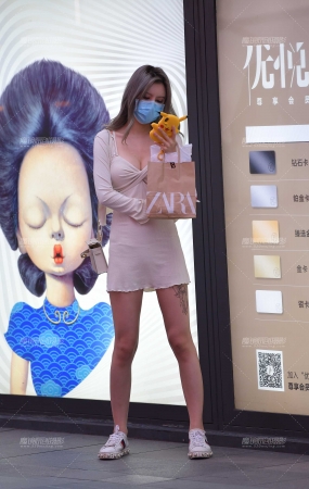 黄昏下de性感小姐姐