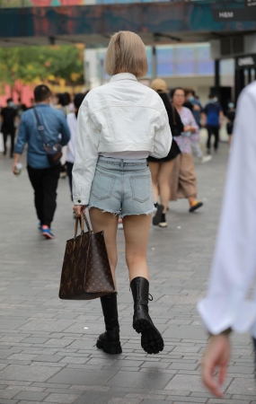 短发妹子