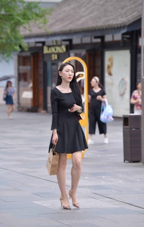 街拍黑色裙高跟s妇