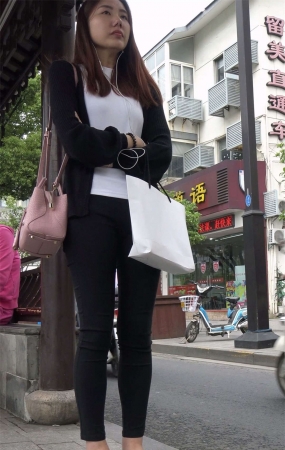 逛街的气质美女