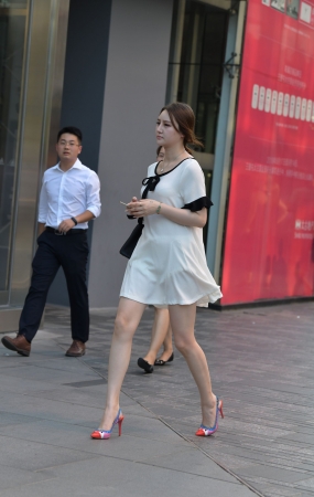高跟凉鞋短裙美腿