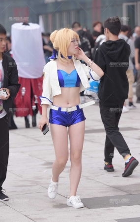 短裤小姐姐
