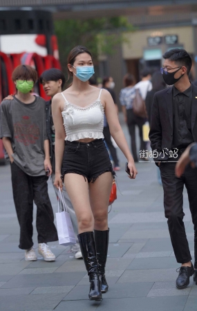 街拍吊带衫热牛美眉大长腿