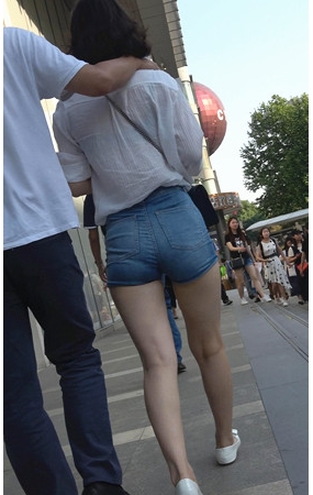紧身蓝牛热裤妹子