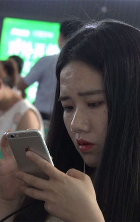 在等车时等车翘起来双脚