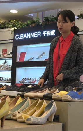 少妇翘着二郎腿穿上船袜的动作，还是颇有看点