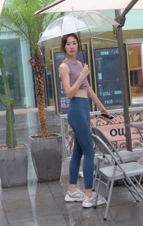 一只麋鹿摄影作品 蓝色瑜伽裤运动系高挑美女