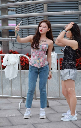 自拍的紧身蓝牛妹子