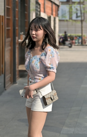 可爱的白色短裤女孩