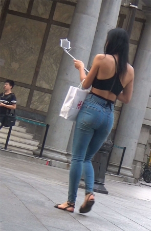 极品翘臀紧身蓝色牛仔裤美女
