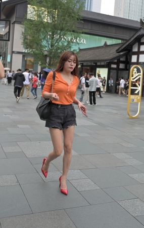 长腿美女的红色高跟鞋