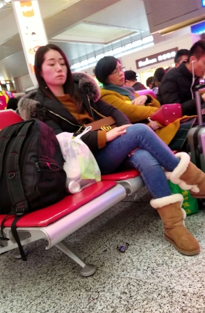 火车站候车的蓝色紧身牛仔裤妹子