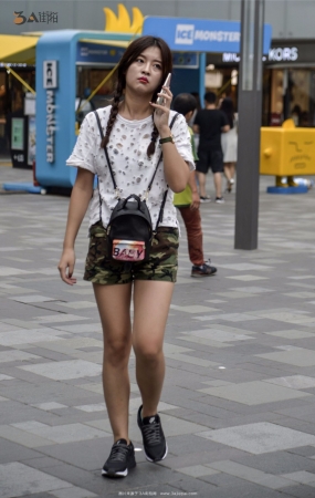 短裤美女显美腿魅力-8P