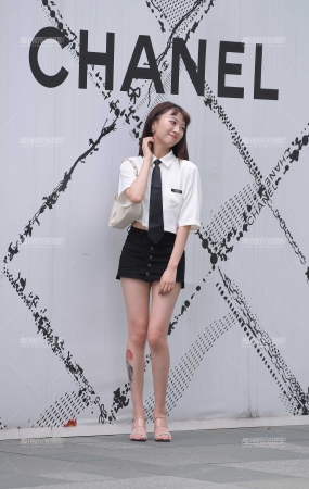 白皙美腿小姐姐