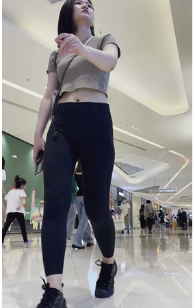 黑色紧身裤短发美女