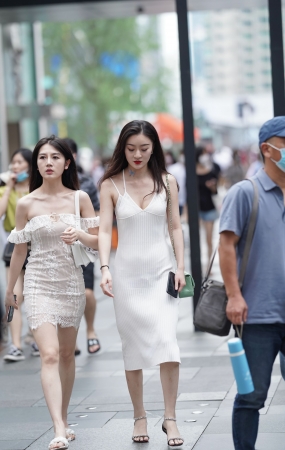 白色针织连衣裙美女