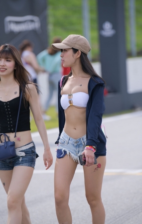 超短热裤鸭舌帽美女