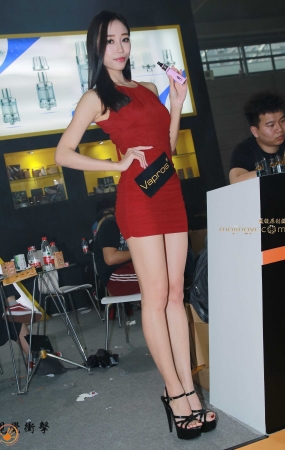 红色包臀裙 黑高跟 模特