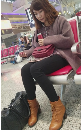 黑裤短靴妹子