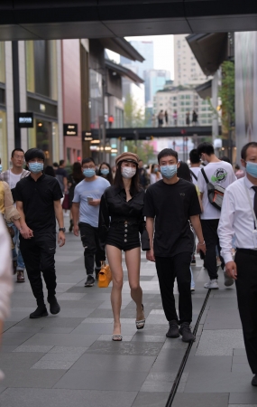 黑色牛仔热裤小姐姐