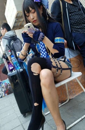 4k-性感破洞丝袜cosplay女孩，眼睛好大炯炯有神