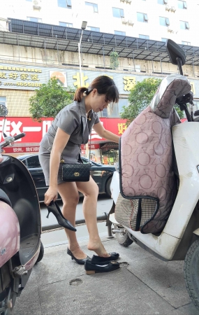 冒死拍到极品珠宝店制服美人换鞋