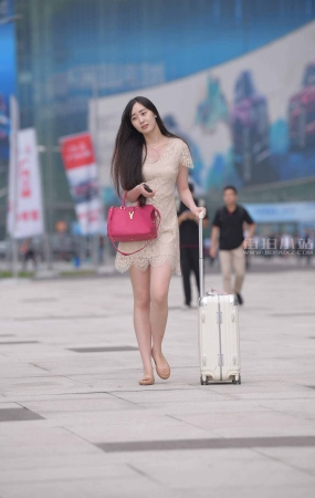 街拍米色群长发女神