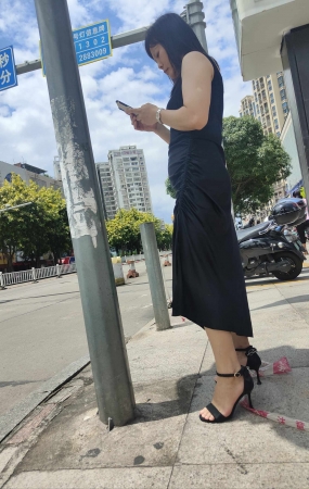 养生馆气质开叉裙老板娘