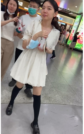 白裙美女