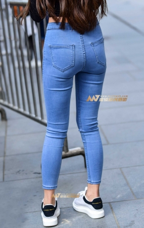 中腰紧身仔裤 性感美臀小妹