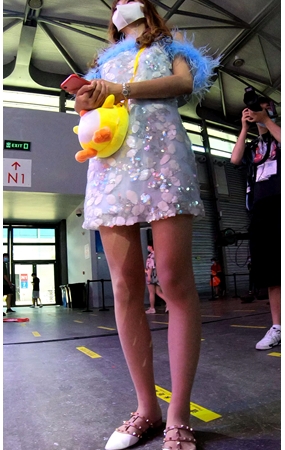 蓝色连衣裙美女