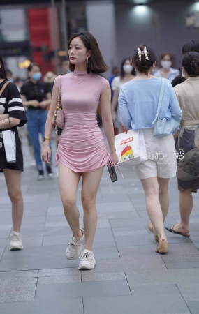 街拍粉色群小姐姐