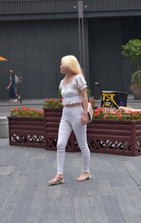 街拍染发的白裤美眉