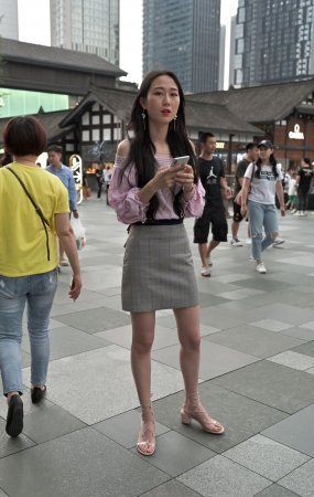 美女的高跟凉鞋好特别