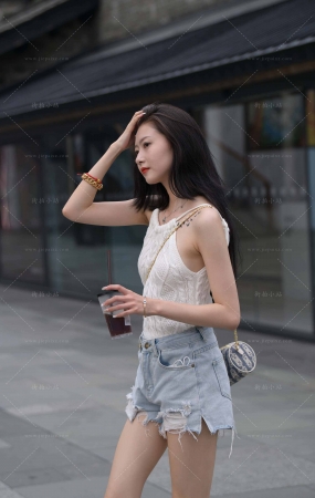 搭讪好美的热裤小姐姐