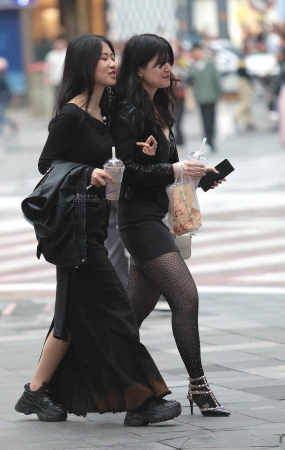 街拍黑丝高跟