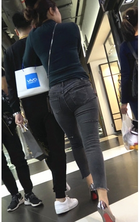 紧身牛仔裤妹子