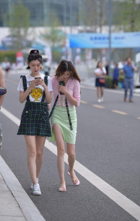 高腰开叉裙小姐姐