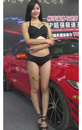 黑色比基尼漂亮的车模美女