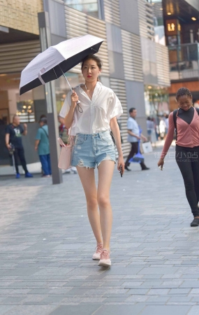 街拍白衬衫小姐姐很高挑