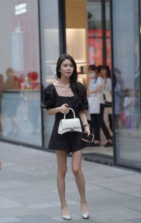 温婉黑色连衣裙