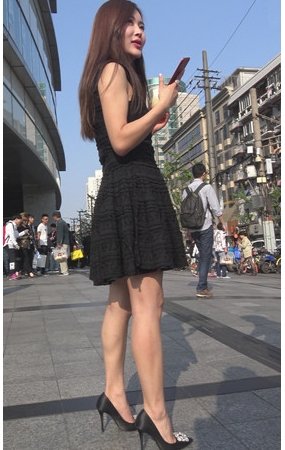 黑色连衣裙美女