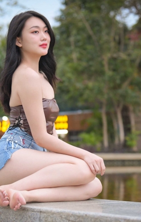 牛仔热裤美女