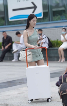 甜美小白鞋修身裙