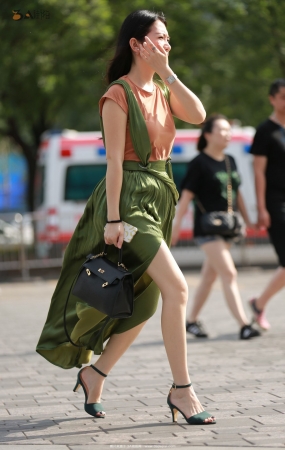 飘逸长裙大开叉凸显大长腿美妇-6P
