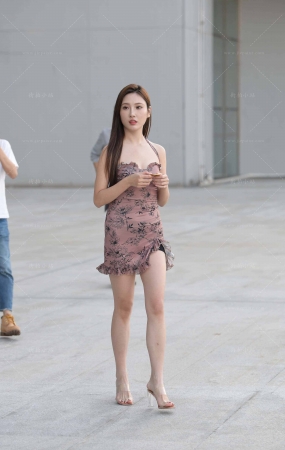 高颜值的吊带裙美女